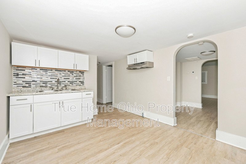 30-32 Lagonda Ave - 32 property image