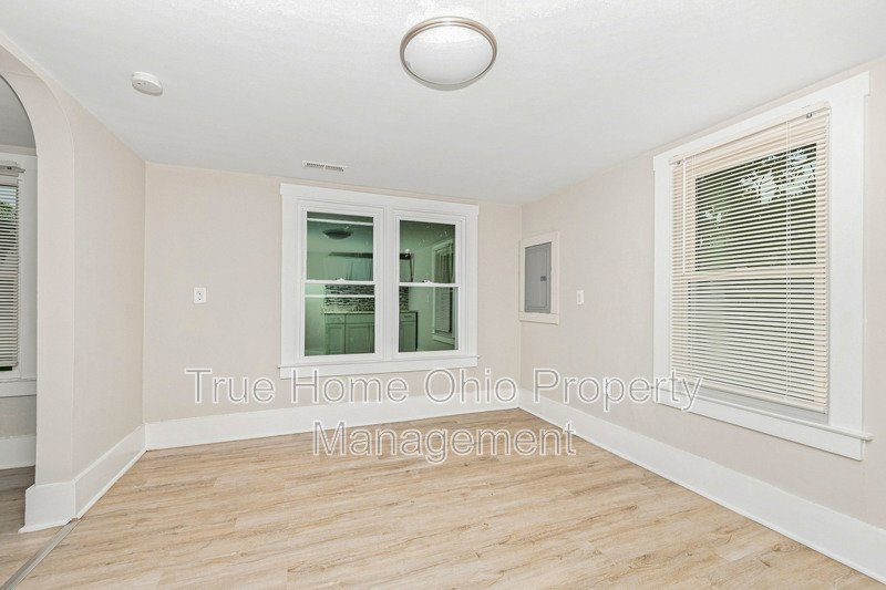 30-32 Lagonda Ave - 32 property image