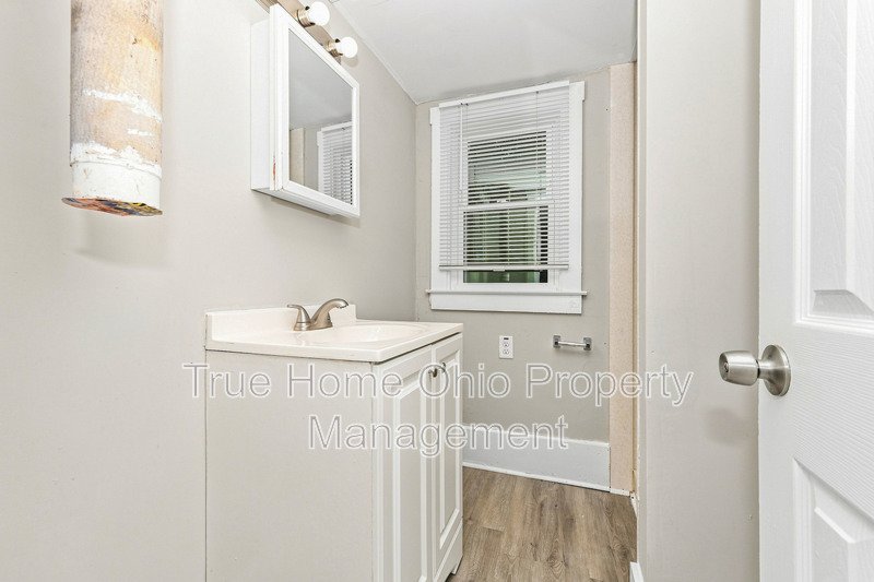 30-32 Lagonda Ave - 32 property image